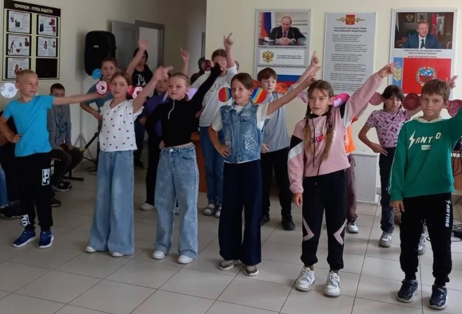 С 26 мая в Родинском районе торжественно открылись сезонные лагеря с дневным пребыванием в РСОШ № 2 и профильные - Раздольненской и Новотроицкой школах