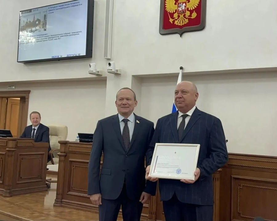 Поздравляем председателя Родинского районного Совета депутатов Алтайского края  Федора Воробьева с наградой