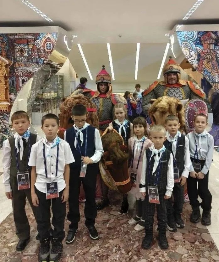 После пятилетнего перерыва в Государственном Кремлёвском Дворце города Москвы, по инициативе Президента РФ Владимира Путина, зажглись огни ёлки для тысяч детей