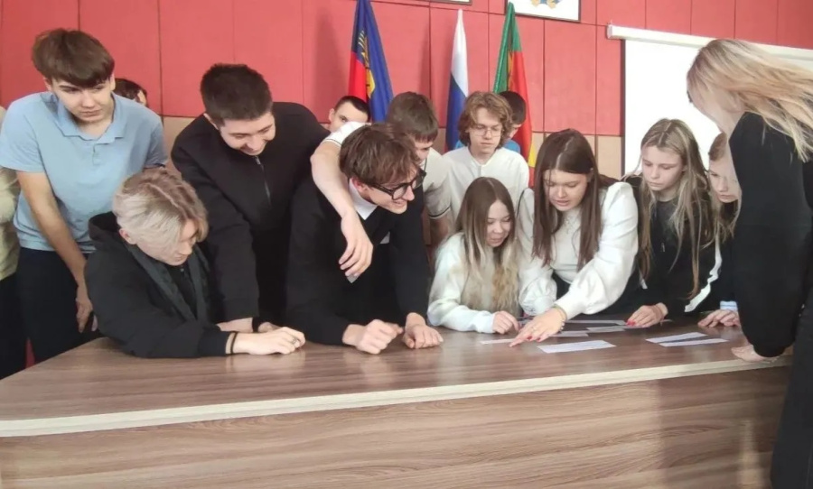 В рамках месячника молодого избирателя, с учащимися 9 и 11 классов РСОШ № 2 встретились организатор выборов в Родинском районе Ирина Тяпшева и председатель Родинской территориальной избирательной комиссии  Татьяна Голубь