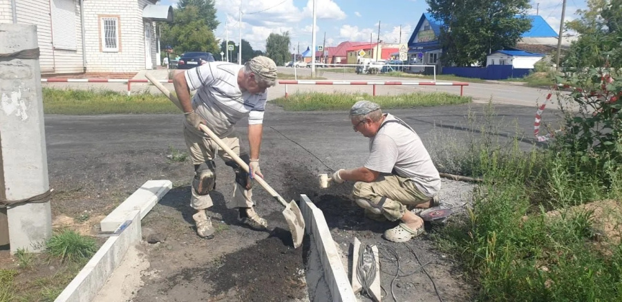 В с. Родино в рамках ППМИ продолжается ремонт по укладке плитки на пешеходных тротуарах по ул. Ленина на двух участках