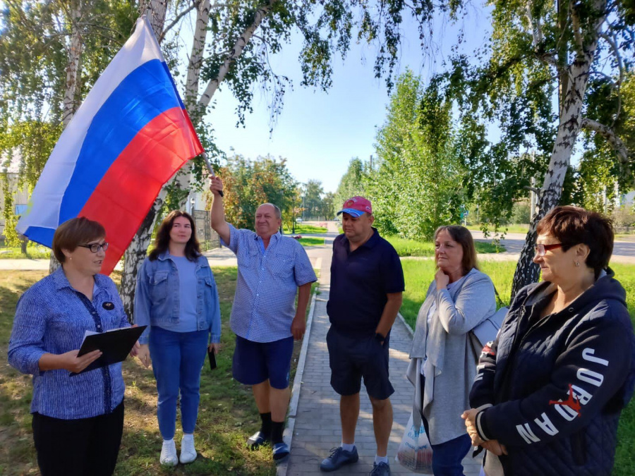 На территории муниципалитета прошли акция, мастер - класс, викторина, посвященные Дню государственного флага РФ. 