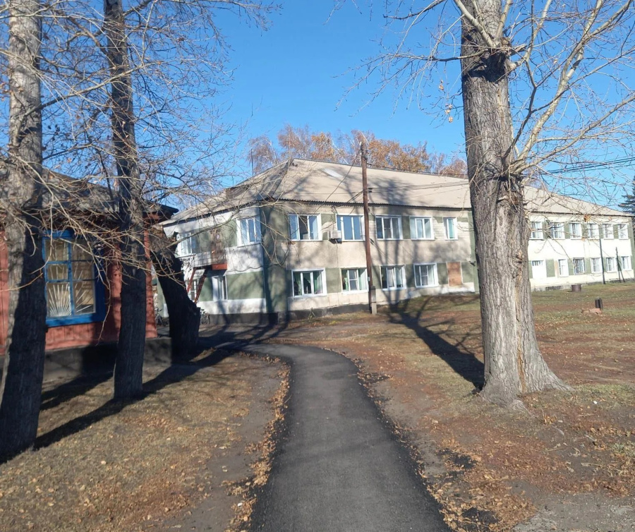 Завершаются работы у здания поликлиники в с. Родино Завершаются работы у здания поликлиники в с. Родино