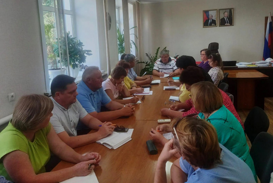 В Администрации Родинского района прошло совещание руководителей дошкольных и образовательных учреждений района по подготовке к новому отопительному сезону В Администрации Родинского района прошло совещание руководителей дошкольных и образовательных учреждений района по подготовке к новому отопительному сезону