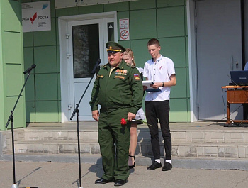 На фасаде Родинской школы №2 установлена мемориальная доска памяти участника СВО Алексея Шнурко 