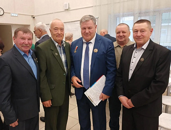 По сложившейся традиции в Администрации Родинского района в конце года проводятся поздравления-чествования разных категорий граждан