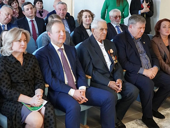 День защитника Отечества ознаменован душевной встречей Губернатора Алтайского края Виктора Томенко с единственным участником ВОВ Пантелеем Сергеевичем Онофреем из Родино