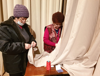 В зрительном зале Раздольненского Дома культуры установили кресла и обновили одежду сцены.