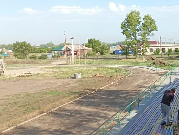 Продолжаются ремонтные работы на стадионе "УРОЖАЙ". Своевременная доставка и разгрузка необходимых материалов дают возможность качественно и в срок выполнить запланированное