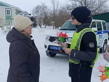 СОТРУДНИКИ ГОСАВТОИНСПЕКЦИИ РОДИНСКОГО РАЙОНА И ЮНЫЕ ИНСПЕКТОРЫ ДОРОЖНОГО ДВИЖЕНИЯ ПОРАДОВАЛИ ПРЕДСТАВИТЕЛЬНИЦ ПРЕКРАСНОГО ПОЛА