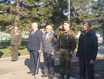 В Администрации Родинского района поднято Знамя Победы в честь 77-годовщины Великой Победы