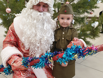 Накануне Нового года в районном Доме культуры состоялась встреча главы района Сергея Катаманова с семьями мобилизованных и военнослужащих, принимающих участие в специальной военной операции, и родителями погибших при выполнении воинского долга