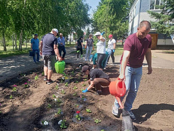В с. Родино благоустроены цветники и клумбы