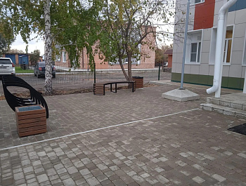 В рамках реализации государственной программы  «Развитие культуры Алтайского края», подрядная организация ООО «РСМУ 8» (генеральный директор Метченко Василий Викторович) завершила  работы по благоустройству прилегающей территории у  школы искусств