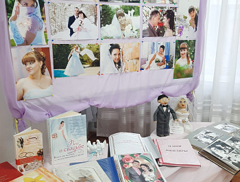 В Родинском секторе ЗАГС состоялась дискуссионная площадка «От влюбленности к счастливой семейной жизни», участниками которой стали студенты Родинского медицинского колледжа