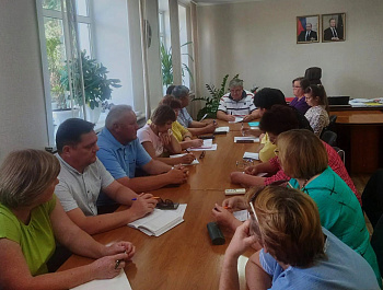 В Администрации Родинского района прошло совещание руководителей дошкольных и образовательных учреждений района по подготовке к новому отопительному сезону