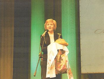   Сегодня поздравления с юбилеем принимает заместитель главы администрации района по социальным вопросам, председатель  комитета по культуре, спорту и молодежной политике Родинского района Наталья Удовиченко.