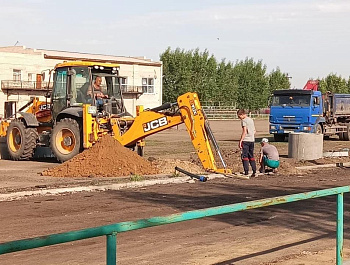 Продолжаются ремонтные работы на стадионе "УРОЖАЙ". Своевременная доставка и разгрузка необходимых материалов дают возможность качественно и в срок выполнить запланированное