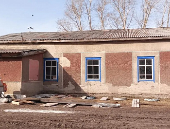 В рамках государственной программы Алтайского края «Развитие культуры Алтайского края», подрядная организация СУ-29 приступила к текущему ремонту сельского клуба в с. Зеленый Луг