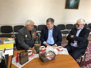 Накануне Дня защитника Отечества глава района Сергей Катаманов и председатель районного совета ветеранов войны и труда Андрей Цыбинов поздравили участника Великой Отечественной войны Пантелея Сергеевича Онофрея с праздником. 