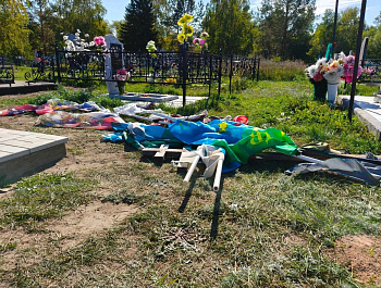 На территории центрального кладбища села Родино зафиксирован акт вандализма