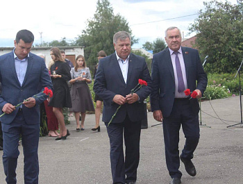 В Родинском районе установили мемориальную доску памяти земляка Сергея Замятина, погибшего при исполнении воинского долга на Украине