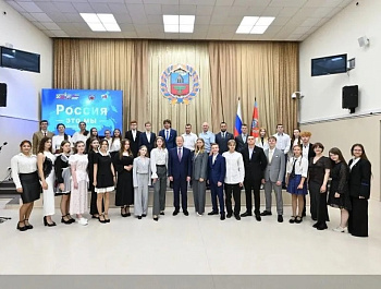 Гордимся выпускницей РСОШ № 1 Валерией Стрыжак, которая представила Родинский район во время встречи Губернатора Виктора Томенко с лучшими одиннадцатиклассниками региона