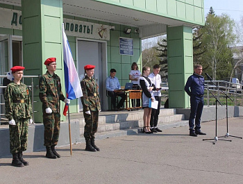 На фасаде Родинской школы №2 установлена мемориальная доска памяти участника СВО Алексея Шнурко 