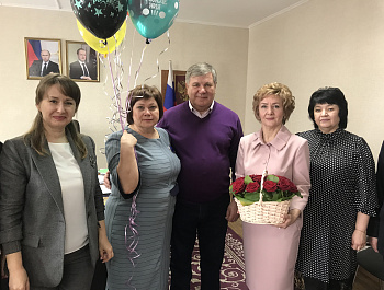   Сегодня поздравления с юбилеем принимает заместитель главы администрации района по социальным вопросам, председатель  комитета по культуре, спорту и молодежной политике Родинского района Наталья Удовиченко.