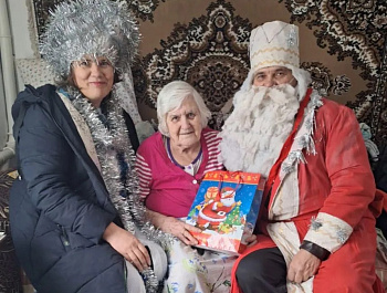 Встреча с Дедом Морозом и Снегурочкой стала приятным событием для жителей сел из Покровки, Раздольного, Вознесенки, Центрального и Родино. 