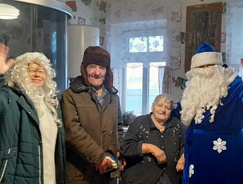 Встреча с Дедом Морозом и Снегурочкой стала приятным событием для жителей сел из Покровки, Раздольного, Вознесенки, Центрального и Родино. 
