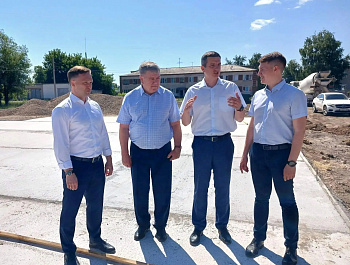 В ходе рабочего визита заместитель председателя АКЗС Денис Голобородько, депутат АКЗС Алексей Кривенко и учредитель благотворительного фонда «Мой Алтай» Антон Теслин побывали на месте строительства «Универсальной спортивной площадки»