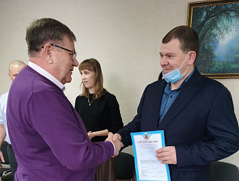 Две молодые семьи из Родино получили жилищные сертификаты.