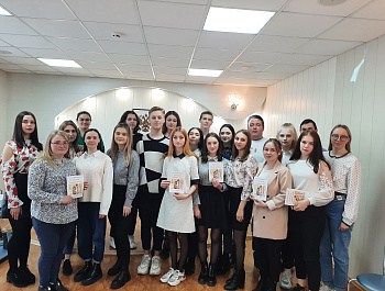 В Родинском секторе ЗАГС состоялась дискуссионная площадка «От влюбленности к счастливой семейной жизни», участниками которой стали студенты Родинского медицинского колледжа