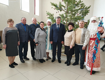 Накануне Нового года в районном Доме культуры состоялась встреча главы района Сергея Катаманова с семьями мобилизованных и военнослужащих, принимающих участие в специальной военной операции, и родителями погибших при выполнении воинского долга