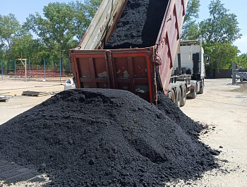 Продолжаются ремонтные работы на стадионе "УРОЖАЙ". Своевременная доставка и разгрузка необходимых материалов дают возможность качественно и в срок выполнить запланированное