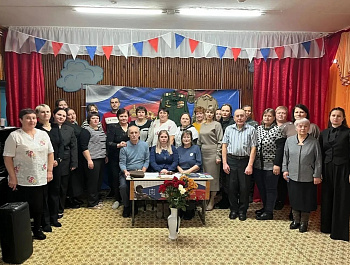 В День Героев Отечества в Ярославцевологовской и Зеленолуговской школах открыли «Парты Героев» в память о выпускниках, участниках СВО Денисе Владимировиче Елецком и Владиславе Владимировиче Ломейко