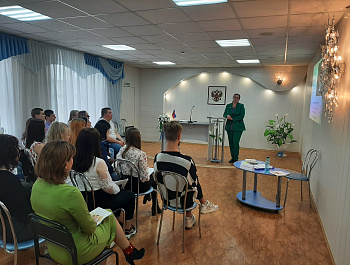 В Родинском секторе ЗАГС состоялась дискуссионная площадка «От влюбленности к счастливой семейной жизни», участниками которой стали студенты Родинского медицинского колледжа