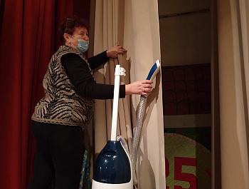 В зрительном зале Раздольненского Дома культуры установили кресла и обновили одежду сцены.