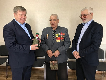 Накануне Дня защитника Отечества глава района Сергей Катаманов и председатель районного совета ветеранов войны и труда Андрей Цыбинов поздравили участника Великой Отечественной войны Пантелея Сергеевича Онофрея с праздником. 