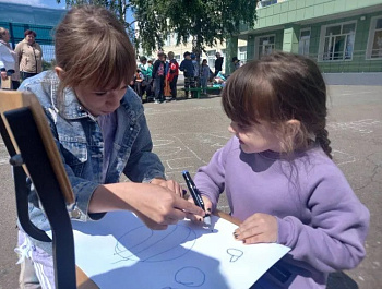 С 26 мая в Родинском районе торжественно открылись сезонные лагеря с дневным пребыванием в РСОШ № 2 и профильные - Раздольненской и Новотроицкой школах