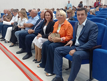 В торжественной обстановке Мирненский СДК распахнул двери для гостей и зрителей