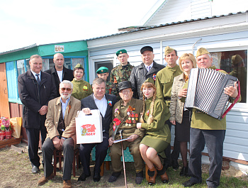   Сегодня поздравления с юбилеем принимает заместитель главы администрации района по социальным вопросам, председатель  комитета по культуре, спорту и молодежной политике Родинского района Наталья Удовиченко.