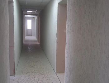  В центральной гостинице с. Родино продолжаются работы по капитальному ремонту здания