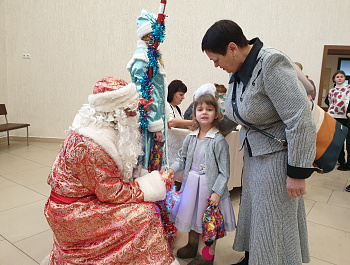 Накануне Нового года в районном Доме культуры состоялась встреча главы района Сергея Катаманова с семьями мобилизованных и военнослужащих, принимающих участие в специальной военной операции, и родителями погибших при выполнении воинского долга