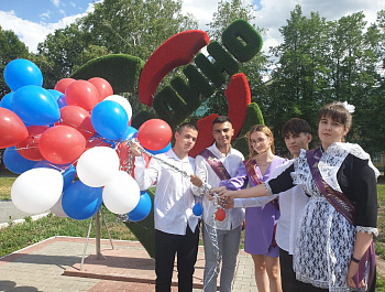 В Родинском районе прошла торжественная церемония чествования выпускников 2022 года
