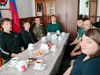 В преддверии Дня призывника, инспектор ВУС Администрации Мирненского сельсовета Альбина Казакова организовала  встречу с будущими новобранцами в Российскую армию – Сергеем Поползиным, Владимиром Зотиным, Максимом Сохадзе