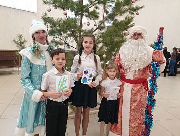 Накануне Нового года в районном Доме культуры состоялась встреча главы района Сергея Катаманова с семьями мобилизованных и военнослужащих, принимающих участие в специальной военной операции, и родителями погибших при выполнении воинского долга