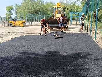 Продолжаются ремонтные работы на стадионе "УРОЖАЙ". Своевременная доставка и разгрузка необходимых материалов дают возможность качественно и в срок выполнить запланированное