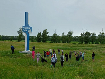 Работники администрации Родинского района и краевых учреждений приняли участие в субботнике на объектах ППМИ, реализованных в 2023 - 2024 годах. 